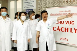 Bộ trưởng Bộ Y tế Nguyễn Thị Kim Tiến và đoàn giám sát công tác phòng chống dịch bệnh tại Bệnh viện Bệnh Nhiệt đới Trung ương (Hà Nội). (Ảnh: Dương Ngọc/TTXVN)