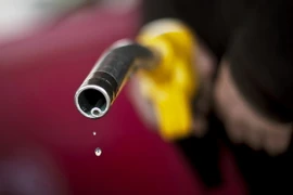 Đổ xăng tại một trạm xăng ở Dijon, Pháp. (Nguồn: AFP/TTXVN)