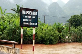 Lũ dâng cao báo động 2 tại xã Chiềng Khoang, huyện Quỳnh Nhai, Sơn La. (Ảnh: Điêu Chính Tới/TTXVN)