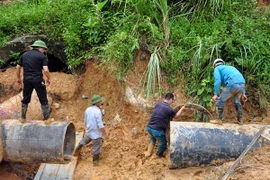 Công nhân Công ty Cổ phần Nước sạch Quảng Ninh chuẩn bị đấu nối đường ống dẫn nước sạch mới. (Ảnh: Nguyễn Hoàng/TTXVN)