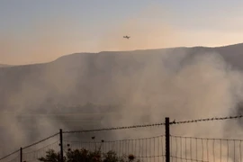 Khói bốc lên sau vụ bắn rocket từ Syria tại Kfar Szold, miền Bắc Israel gần Cao nguyên Golan. (Nguồn: AFP/TTXVN)