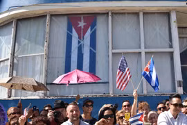 Các quan khách và đông đảo người dân Cuba chứng kiến lễ thượng cờ tại Đại sứ quán Mỹ ở La Habana. (Nguồn: AFP/TTXVN)