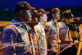 Cảnh sát Venezuela làm nhiệm vụ tại biên giới với Colombia. (Nguồn: AFP/TTXVN)