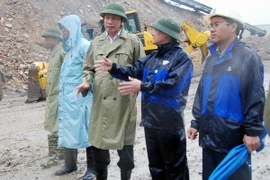 Chủ tịch tỉnh Quảng Ninh Nguyễn Đức Long kiểm tra công tác khắc phục sự cố do mưa lũ tại đập 790 chân bãi thải Đông Cao Sơn, phường Mông Dương. (Ảnh: Nguyễn Hoàng/TTXVN)