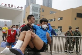  Sơ tán các nạn nhân khỏi khu vực nguy hiểm sau vụ nổ ở Thiên Tân. (Nguồn: THX/TTXVN)