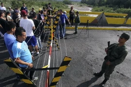 Người dân Colombia tại biên giới với Venezuela ở Cucuta. (Nguồn: AFP/TTXVN)