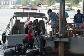 Cảnh sát Thái Lan điều tra tại hiện trường vụ nổ gần bến tàu Sathorn. (Nguồn: AFP/TTXVN)