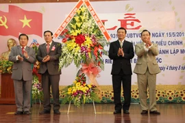 Bí thư Tỉnh ủy Bình Phước Nguyễn Tấn Hưng (ngoài cùng bên trái) và Chủ tịch tỉnh Nguyễn Văn Trăm (ngoài cùng bên phải) tặng lẵng hoa chúc mừng huyện Phú Riềng chính thức đi vào hoạt động. (Nguồn: binhphuoc.gov.vn)