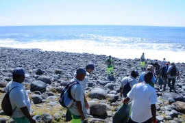 Các nhân viên bảo vệ môi trường và bờ biển tiếp tục tìm kiếm mảnh vỡ máy bay MH370 trên đảo Reunion ngày 10/8. (Nguồn: AFP/TTXVN)