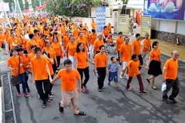 Các tình nguyện viên tham gia đi bộ đồng hành vì nạn nhân chất độc da cam. (Ảnh: An Hiếu/TTXVN)