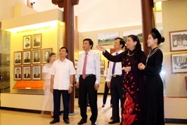 Phó Chủ tịch Quốc hội Tòng Thị Phóng và các đại biểu tham quan Nhà lưu niệm trong Khu di tích Ban Thường trực Quốc hội tại Tuyên Quang. (Ảnh: Quang Cường/TTXVN)