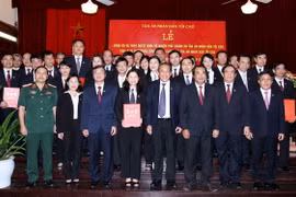 Chánh án Tòa án Nhân dân Tối cao Trương Hòa Bình và các thẩm phán Cao cấp. (Ảnh: Thống Nhất/TTXVN)