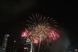 Bắn pháo hoa mừng 50 năm Ngày Độc lập của Singapore. (Nguồn: Vietnam+)