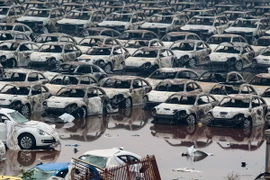 Nước ngập tại khu vực vụ nổ ở Thiên Tân, sau những trận mưa lớn ngày 18/8. (Nguồn: THX/TTXVN)