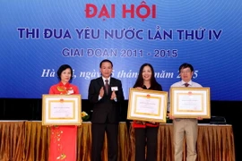 Tổng Giám đốc TTXVN Nguyễn Đức Lợi trao Huân chương Lao động Hạng Ba của Chủ tịch nước cho các cá nhân đã có thành tích xuất sắc trong quá trình công tác. (Ảnh: Quý Trung/TTXVN)