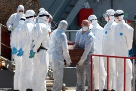 Tàu Poseidon của lực lượng bảo vệ bờ biển Thụy Điển chuyển thi thể từ các tàu, thuyền chở người di cư trôi dạt trên biển Địa Trung Hải ngoài khơi Libya. (Nguồn: AFP/TTXVN)