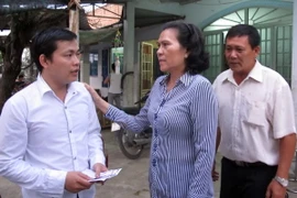  Đại diện chính quyền địa phương đã đến thăm hỏi và chi buồn với gia đình nạn nhân. (Ảnh: Phương Vy/TTXVN)