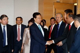 Thủ tướng Nguyễn Tấn Dũng dự tọa đàm bàn tròn với các doanh nghiệp hàng đầu Singapore. (Ảnh: Đức Tám/TTXVN)