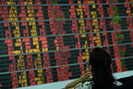Các nhà đầu tư tại thị trường chứng khoán Bangkok, Thái Lan. (Nguồn: AFP/TTXVN)