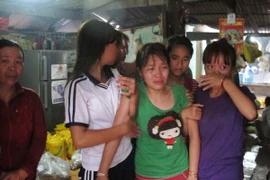 Người nhà nạn nhân đau buồn trước sự mất mát người thân. (Ảnh: Phương Vy/TTXVN)