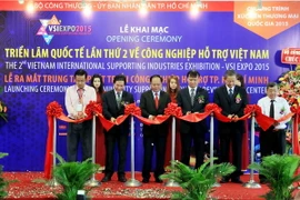 Các đại biểu cắt băng khai mạc triển lãm. (Ảnh: An Hiếu/TTXVN)