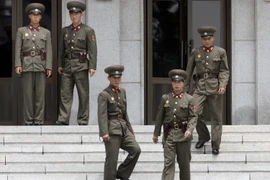 Binh sỹ Triều Tiên gác tại khu vực phi quân sự Bàn Môn Điếm, phân chia biên giới giữa Hàn Quốc và Triều Tiên. (Nguồn: AFP/TTXVN)