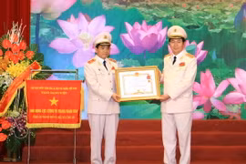 Đại tướng Trần Đại Quang trao tặng Huân chương Quân công hạng Nhì của Chủ tịch nước cho Thiếu tướng Nguyễn Đức Chung, Giám đốc Công an Thành phố Hà Nội. (Ảnh: Doãn Tấn/TTXVN)
