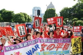 Người dân Nhật Bản biểu tình phản đối các dự luật an ninh. (Nguồn: Kyodo/TTXVN)
