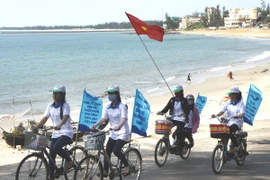 Chung tay ủng hộ ngư dân bám biển, giữ đảo quê hương 