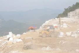 Khai thác khoáng sản ồ ạt: Gánh nặng đè lên "vai" xã hội