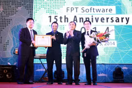 Thứ trưởng Bộ Thông tin và Truyền thông Nguyễn Minh Hồng trao bằng khen cho FPT Software. (Ảnh: T.H/Vietnam+)