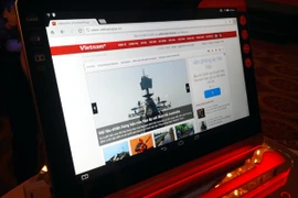 Máy tính bảng tích hợp máy chiếu đầu tiên của Lenovo lên kệ 
