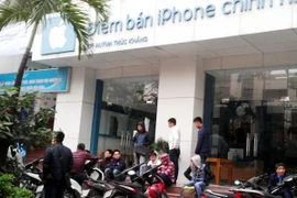 Xếp hàng cả đêm để đợi mua siêu phẩm iPhone 6 tại Hà Nội