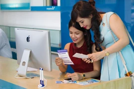 Ứng tiền nhanh: “Trợ lực” cho thuê bao di động “cạn” tài khoản 