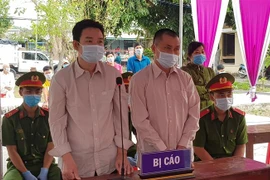 Hai bị cáo Lâm Văn Tưa và Lâm Thanh Mẩn tại phiên tòa xét xử. (Ảnh: TTXVN phát)