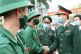 Lãnh đạo Bộ tư lệnh Quân khu 4 động viên, thăm hỏi tân binh. (Ảnh: Bích Huệ/TTXVN)