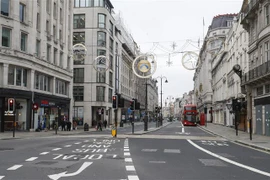 Giao thông thưa thớt tại một tuyến phố ở trung tâm thủ đô London, Anh trong bối cảnh các biện pháp hạn chế được áp dụng để phòng dịch COVID-19. (Ảnh: THX/TTXVN)