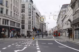 Giao thông thưa thớt tại một tuyến phố ở trung tâm thủ đô London, Anh trong bối cảnh các biện pháp hạn chế được áp dụng để phòng dịch COVID-19. (Ảnh: THX/TTXVN)