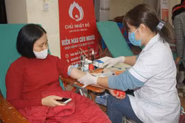 Người dân đến tham gia hiến máu tại Ngày Chủ nhật Đỏ. (Ảnh: Thùy Dung/TTXVN)