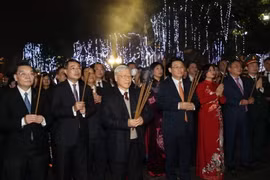 Tổng Bí thư, Chủ tịch nước Nguyễn Phú Trọng dâng hương tại Tượng đài Lý Thái Tổ ở Thủ đô Hà Nội. (Ảnh: Trí Dũng/TTXVN)
