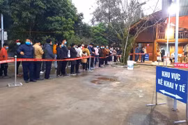 Công dân nghiêm túc thực hiện khai báo y tế tại chốt kiểm dịch Cầu Trì - cửa ngõ vào tỉnh Hà Giang thuộc địa phận thị trấn Vĩnh Tuy, huyện Bắc Quang. (Ảnh: Thu Hòa/TTXVN phát)