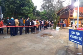Công dân nghiêm túc thực hiện khai báo y tế tại chốt kiểm dịch Cầu Trì - cửa ngõ vào tỉnh Hà Giang thuộc địa phận thị trấn Vĩnh Tuy, huyện Bắc Quang. (Ảnh: Thu Hòa/TTXVN phát)