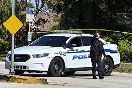 Cảnh sát phong tỏa khu vực nơi 2 đặc vụ FBI thiệt mạng khi khám xét nhà một nghi phạm ở bang Florida, Mỹ. (Ảnh: AFP/TTXVN)