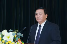 Đồng chí Nguyễn Xuân Thắng, Ủy viên Bộ Chính trị, Giám đốc Học viên Chính trị Quốc gia Hồ Chí Minh, Chủ tịch Hội đồng Lý luận Trung ương báo cáo về kết quả Đại hội XIII của Đảng tại Hội nghị. (Ảnh: TTXVN)