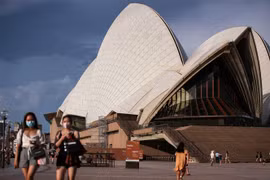 Người dân đeo khẩu trang phòng lây nhiễm COVID-19 tại Sydney, Australia. (Ảnh: THX/TTXVN)