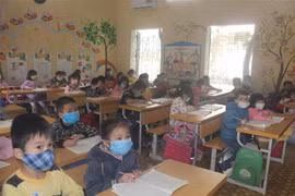 Học sinh trường tiểu học Trần Phú, phường Phú Sơn, thành phố Thanh Hóa thực hiện nghiêm túc các biện pháp phòng chống dịch COVID-19. (Ảnh: Hoa Mai - TTXVN)