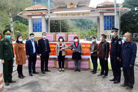 Lãnh đạo Châu Văn Sơn và doanh nghiệp tỉnh Vân Nam (Trung Quốc) trao tặng khẩn cấp vật tư y tế cho tỉnh Hà Giang. (Nguồn: Tổng Lãnh sự quán Việt Nam tại Côn Minh)