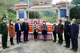 Lãnh đạo Châu Văn Sơn và doanh nghiệp tỉnh Vân Nam (Trung Quốc) trao tặng khẩn cấp vật tư y tế cho tỉnh Hà Giang. (Nguồn: Tổng Lãnh sự quán Việt Nam tại Côn Minh)