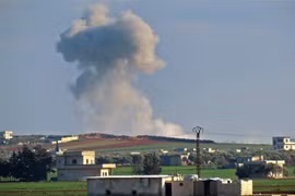 Khói bốc lên sau một cuộc không kích tại tỉnh Idlib, Syria. (Ảnh: AFP/TTXVN)