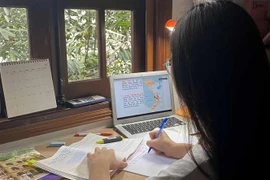 Học sinh học trực tuyến tại nhà. (Ảnh: TTXVN phát)